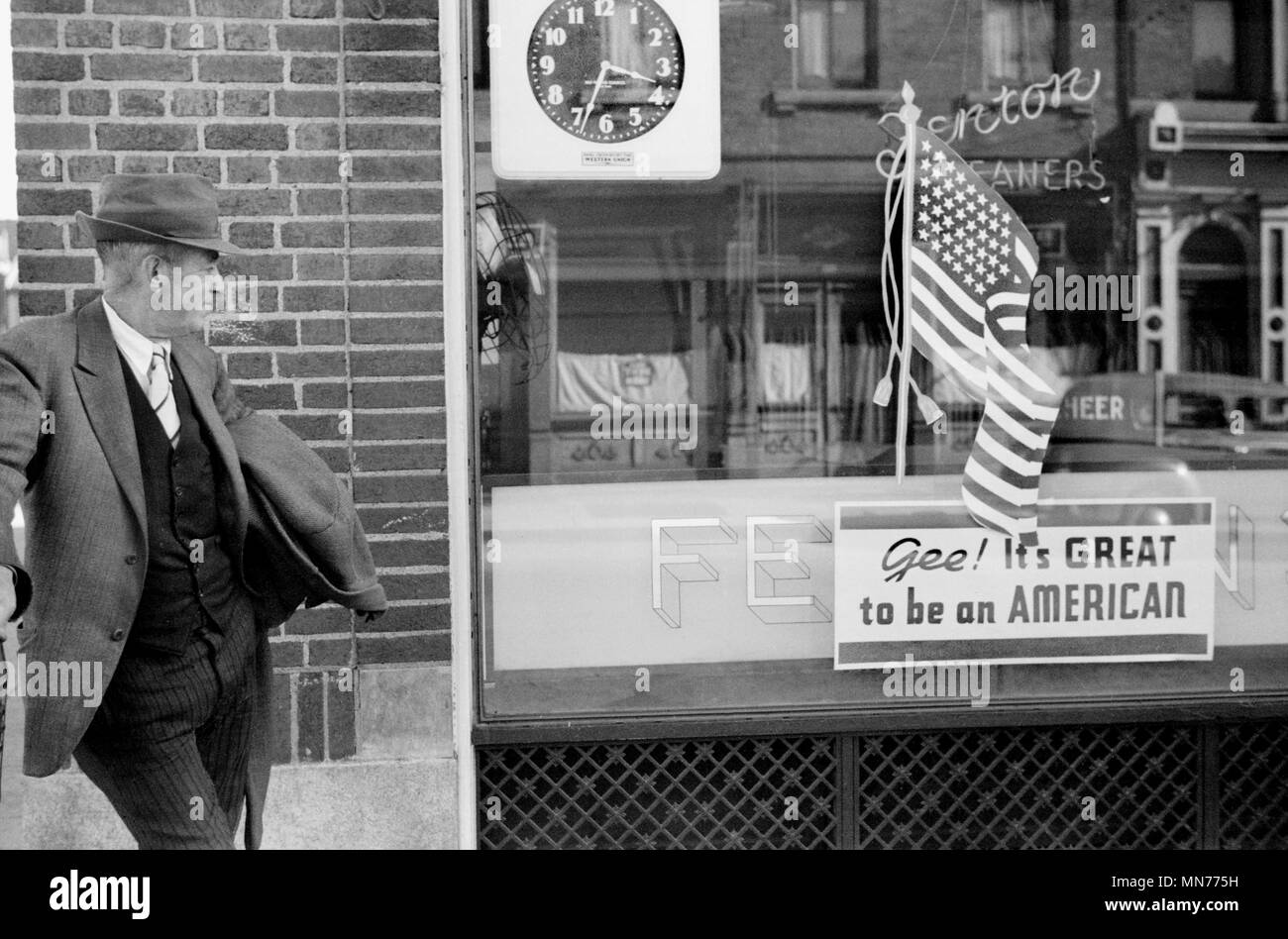 Vetrina di un negozio di segno, "Gee! È fantastico per essere un americano", Covington, Kentucky, Stati Uniti d'America, John Vachon per la Farm Security Administration, Settembre 1939 Foto Stock