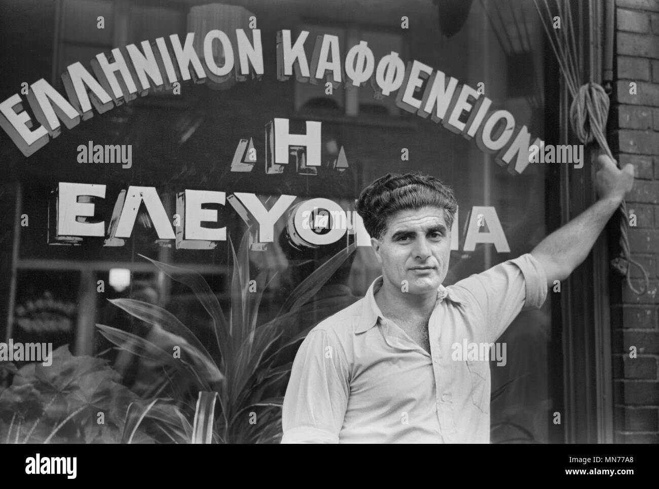 Titolare di un caffè greco Shop, Aliquippa, Pennsylvania, USA, Arthur Rothstein per la Farm Security Administration, Luglio 1938 Foto Stock
