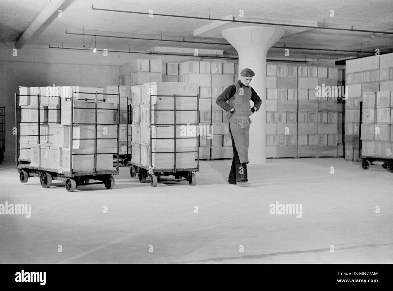 Lavoratore la memorizzazione di casse di uova in Cold storage Warehouse, Jersey City, New Jersey, USA, Arthur Rothstein per la Farm Security Administration, Gennaio 1939 Foto Stock