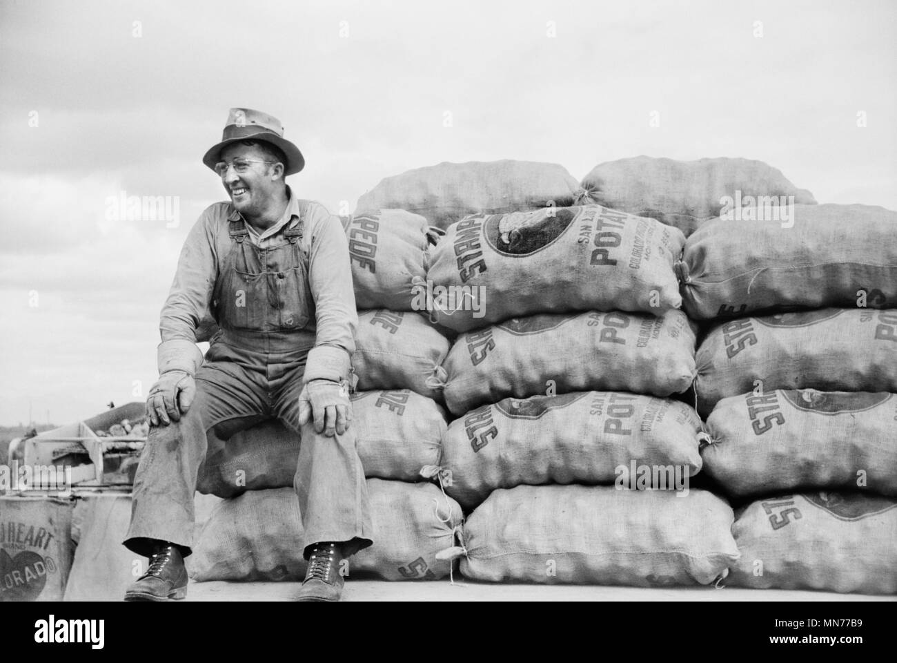Agricoltore seduti sui sacchi di patate, Rio Grande Valley, Colorado, Stati Uniti d'America, Arthur Rothstein per la Farm Security Administration, Ottobre 1939 Foto Stock
