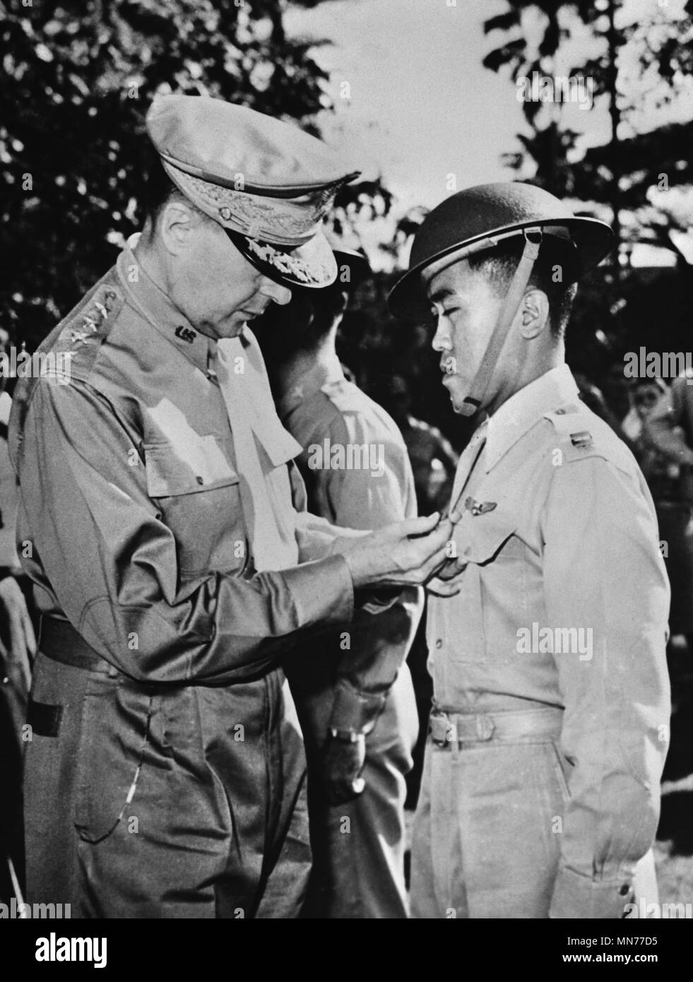 Stati Uniti General Douglas MacArthur (sinistra) Pinning Distinguished Service Cross sul capitano Gesù A. Villamor del Philippine Air Force per eroismo in aria a Manila, Filippine, Ufficio di informazione di guerra, Dicembre 22,1941 Foto Stock