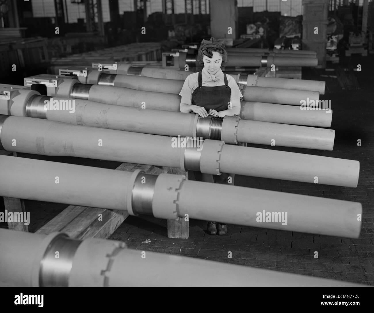 La sig.ra Maria Betchner ispezione 105mm obice artiglieria sulla linea di assemblaggio, nastro a catena Company, Milwaukee, Wisconsin, USA, Howard R. Hollem per ufficio di informazione di guerra Foto Stock
