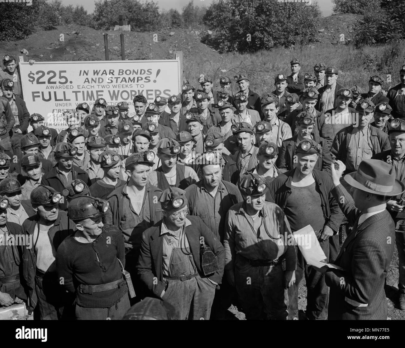Miniera di antracite di lavoratori presso la guerra Bond Rally, Pennsylvania, USA, William Perlitch per ufficio di informazione di guerra, Ottobre 1942 Foto Stock