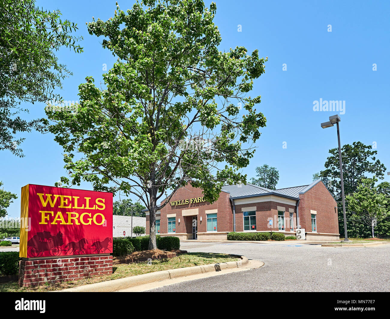 Wells Fargo Bank branch segno, con logo aziendale, esterno e ingresso a Montgomery in Alabama, Stati Uniti d'America. Foto Stock