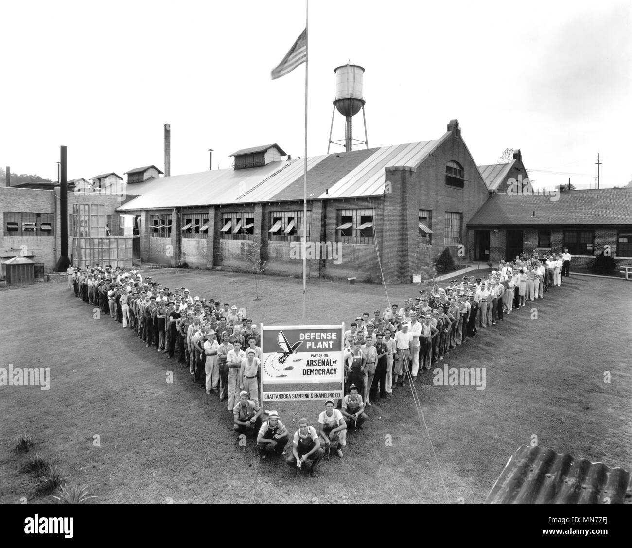 Ritratto di lavoratori al di fuori degli STATI UNITI Impianto di difesa, Chattanooga Stamping & Co. di smaltatura, Chattanooga, Tennessee, Stati Uniti d'America, Ufficio di informazione di guerra, inizio 1940 Foto Stock