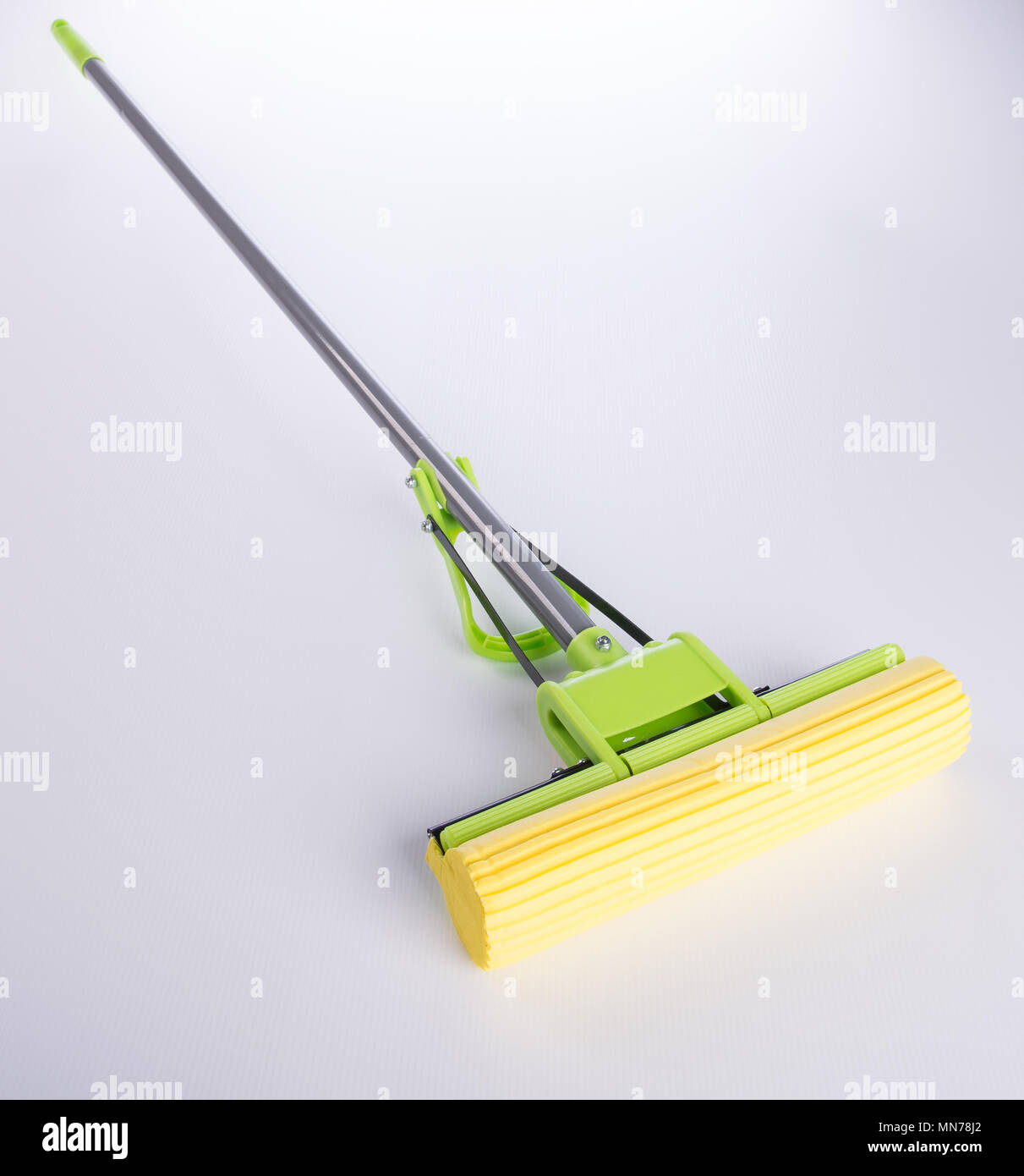 Mop o mop in plastica con maniglia in alluminio Foto Stock
