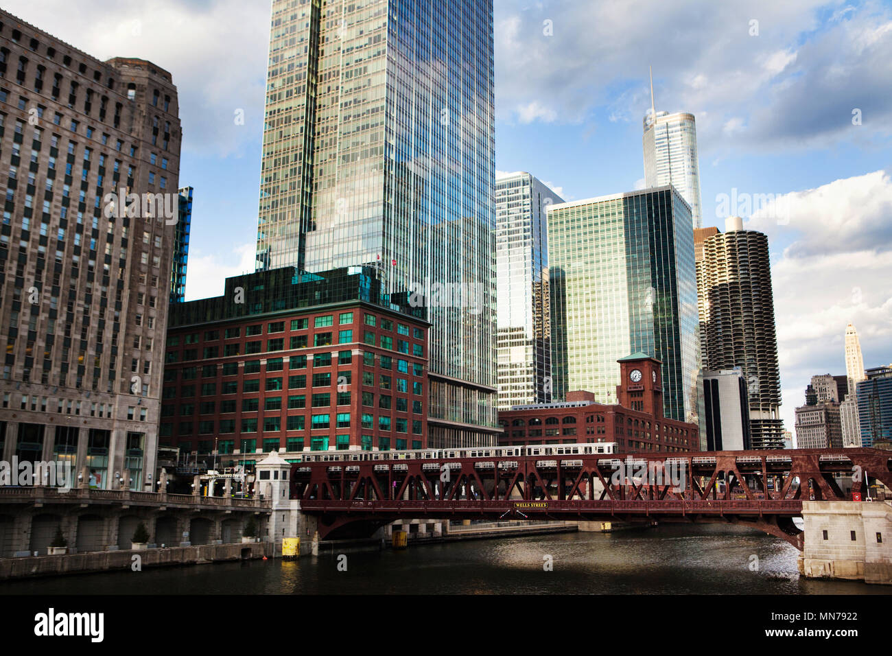 Vista del fiume Chicago con skyline, Chicago, Illinois su un poco nuvoloso cielo blu giorno Foto Stock