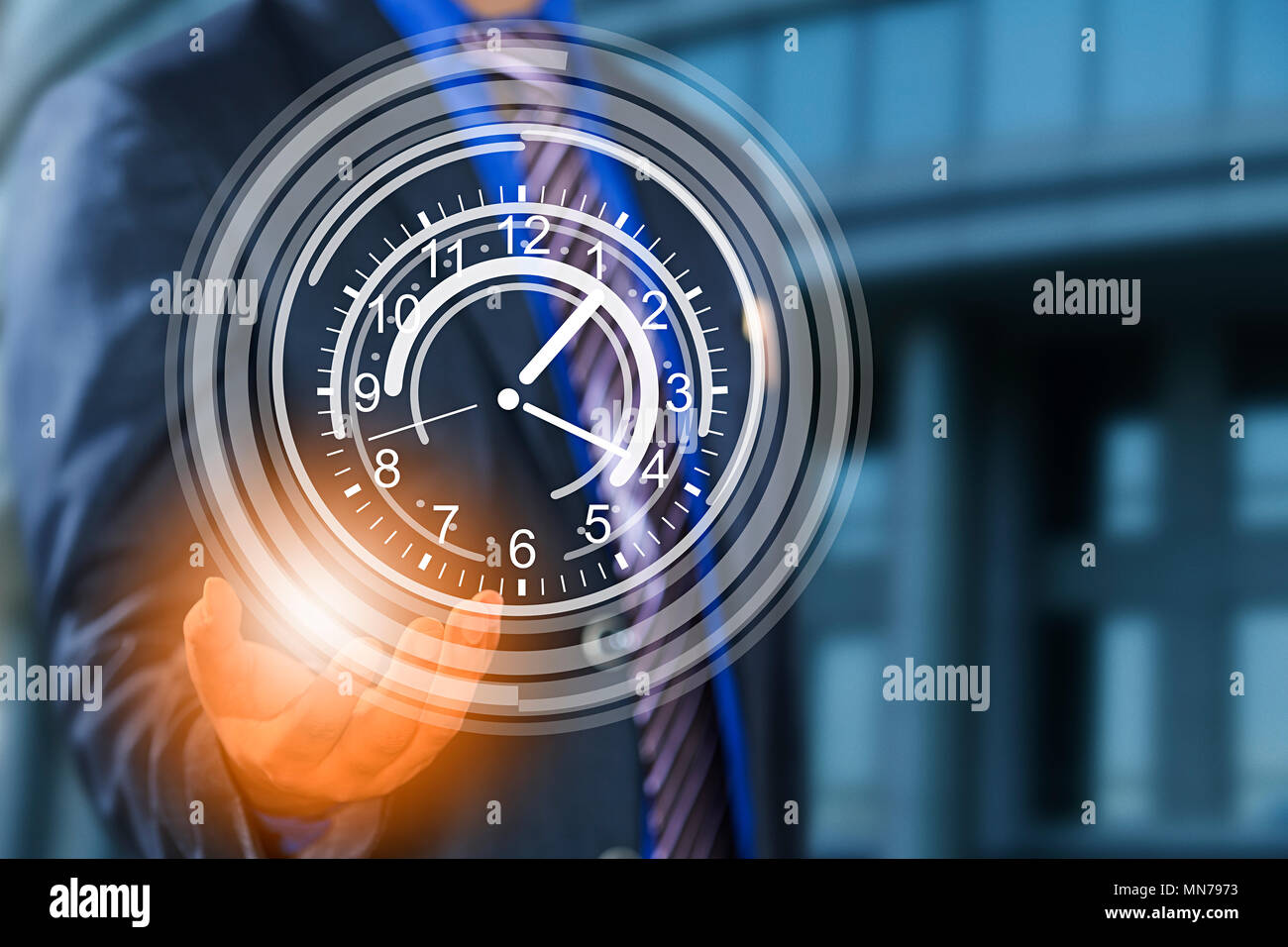 1 Business maschio schermo digitale che mostra il tempo di clock illustrazione della tecnologia Foto Stock