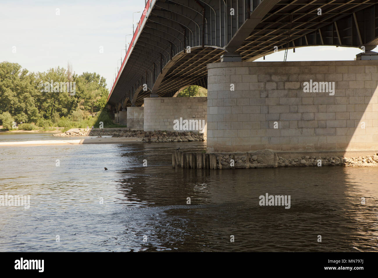 Basso livello di acqua nel fiume - Europa centrale Foto Stock