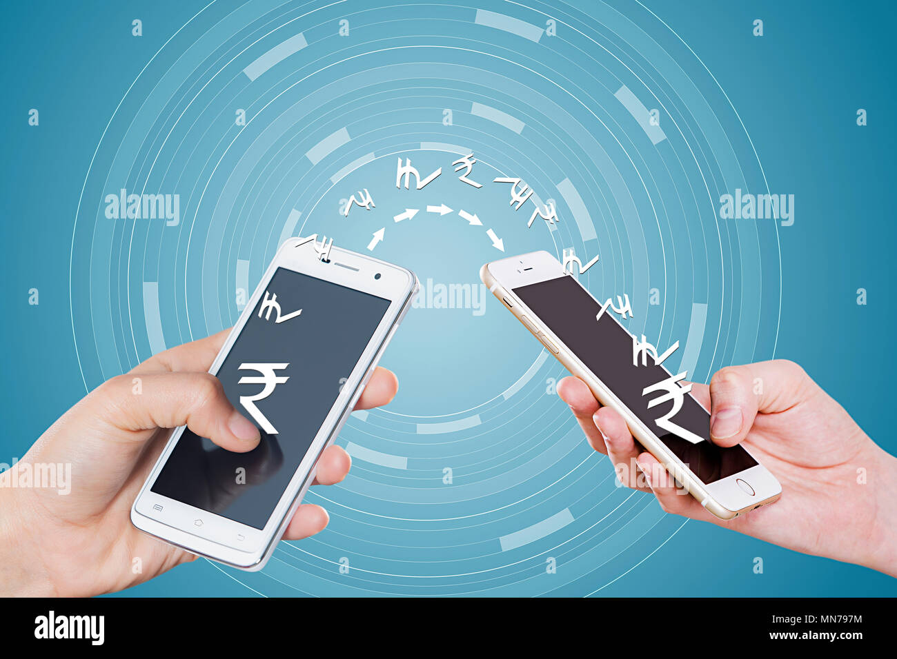 2 Persone Lato toccando Telefono cellulare con pagamento bancario app. Trasferimento di denaro Foto Stock