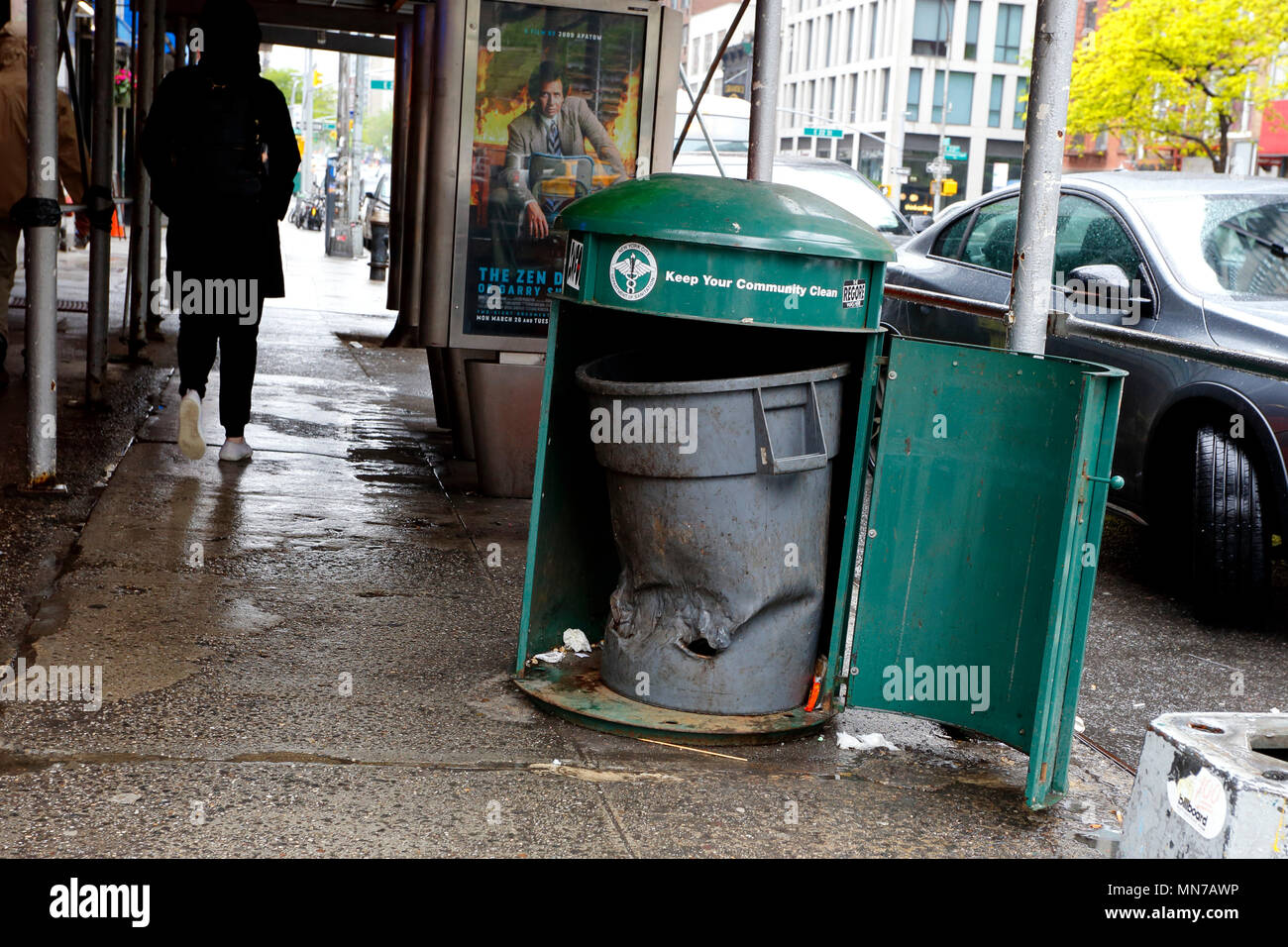 Un parzialmente fuso immondizia di plastica cassonetto di raccolta all'interno di una New York immondizia può Foto Stock