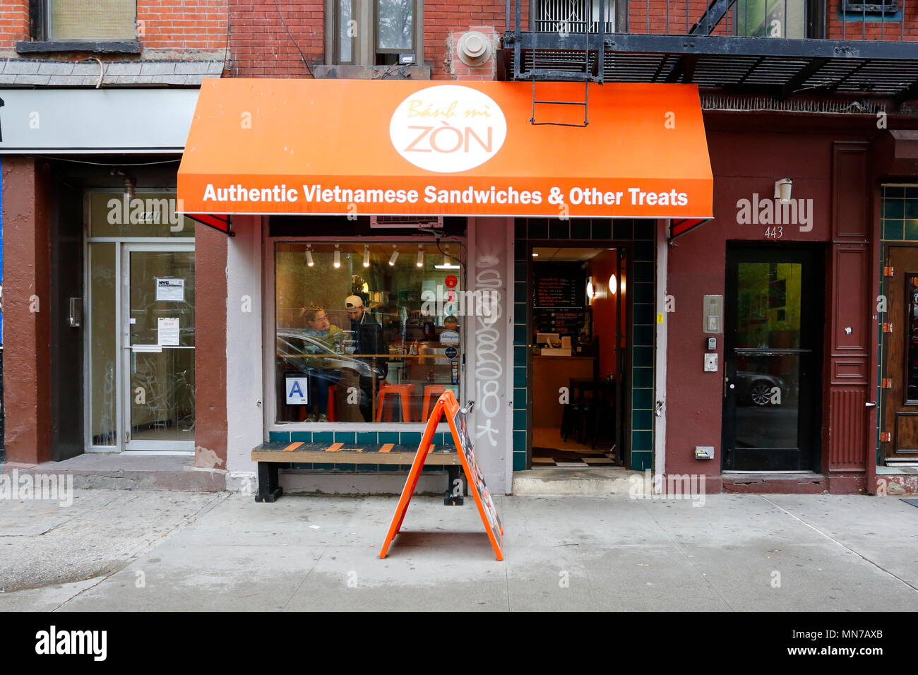 Banh Mi Zon, 443 E 6St, New York, NY. esterno alla vetrina di un ristorante Vietnamita in East Village quartiere di Manhattan. Foto Stock