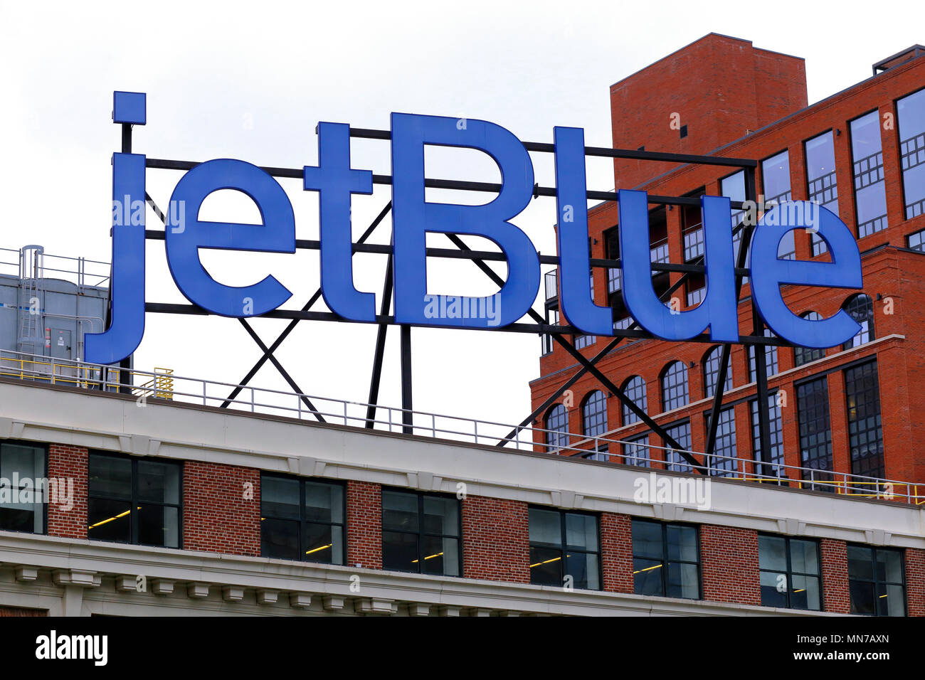 Jet segno blu sulla parte superiore della loro città di Long Island office Foto Stock