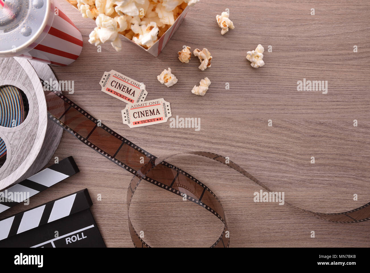 Attrezzature e elementi di cinema su un tavolo di legno. Concetto di guardare film. Composizione orizzontale. Vista dall'alto. Foto Stock
