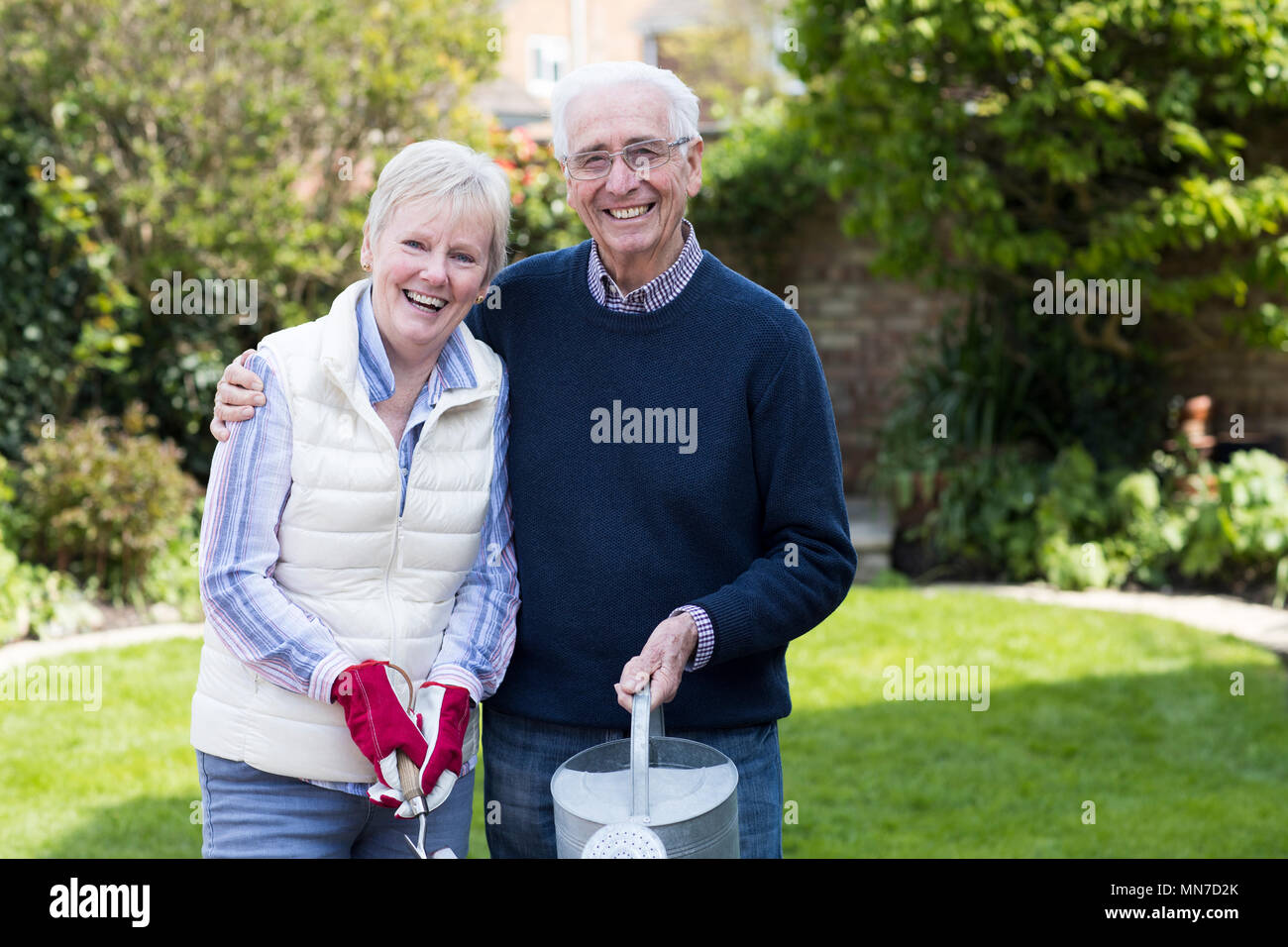 Ritratto di coppia Senior lavora in giardino insieme Foto Stock