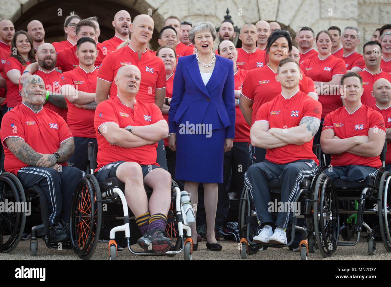 Il primo ministro Theresa Maggio partecipa al lancio del team britannico per la Invictus Games Sydney 2018 presso la sfilata delle Guardie a Cavallo di Londra, come il 72-forte squadra di feriti, feriti e malati veterani e il personale di servizio si riuniscono per la prima volta. Foto Stock