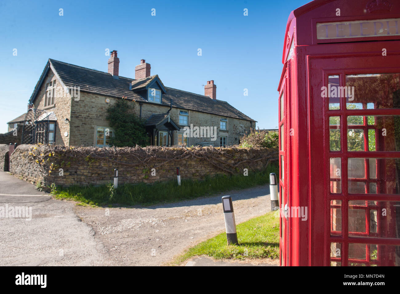 Un cottage e telefonica nel villaggio di vecchi Brampton, Derbyshire Foto Stock