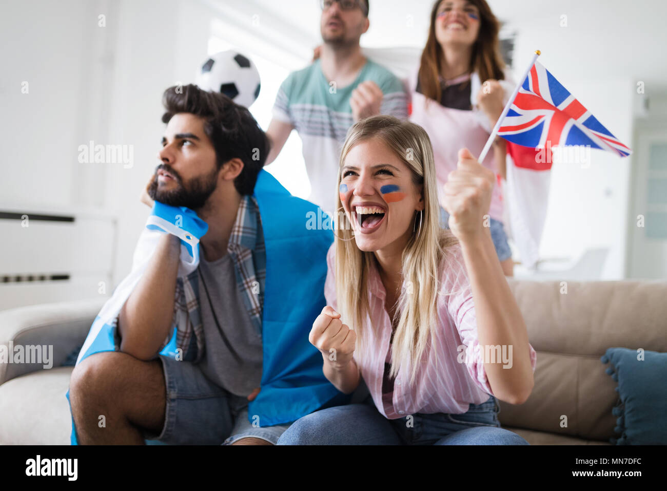 Gruppo di Tifosi delusi e felice di guardare una partita di calcio sul lettino. Foto Stock