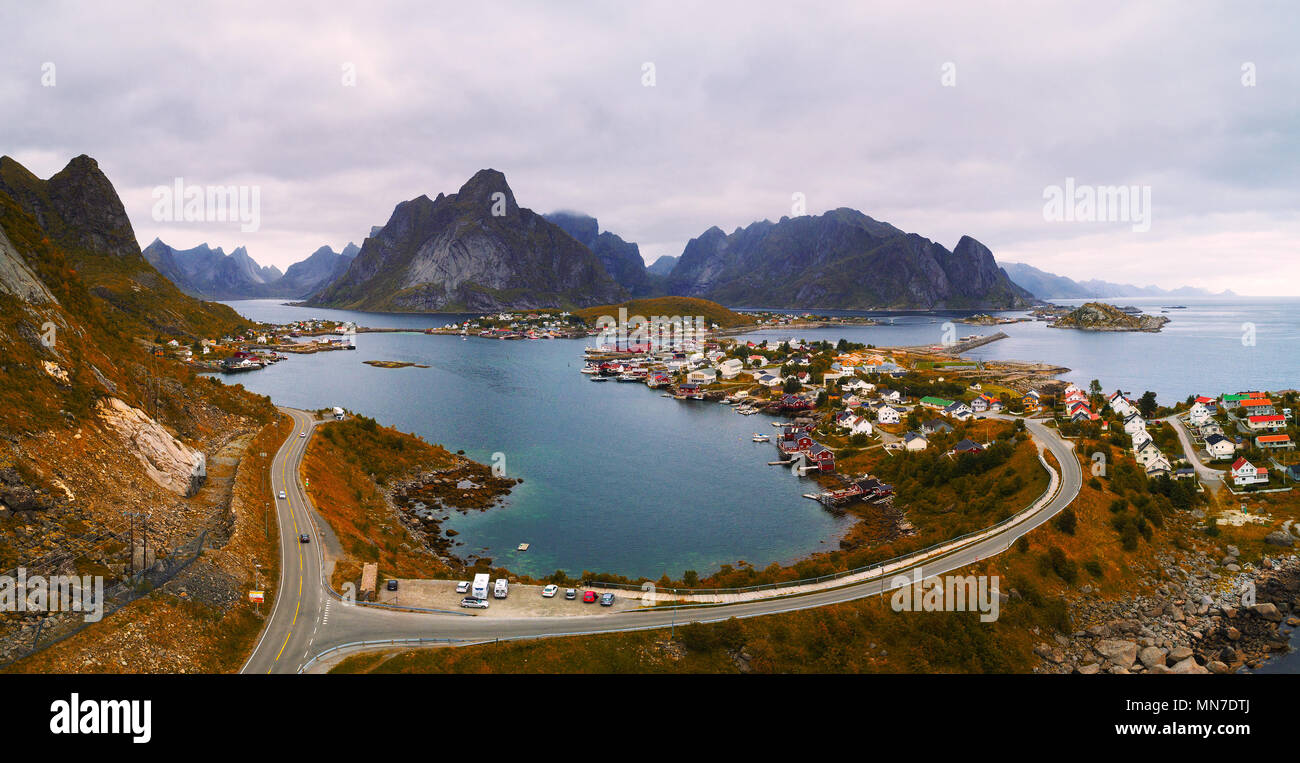 Montare Olstind e Reine villaggio di pescatori sulle Isole Lofoten Foto Stock