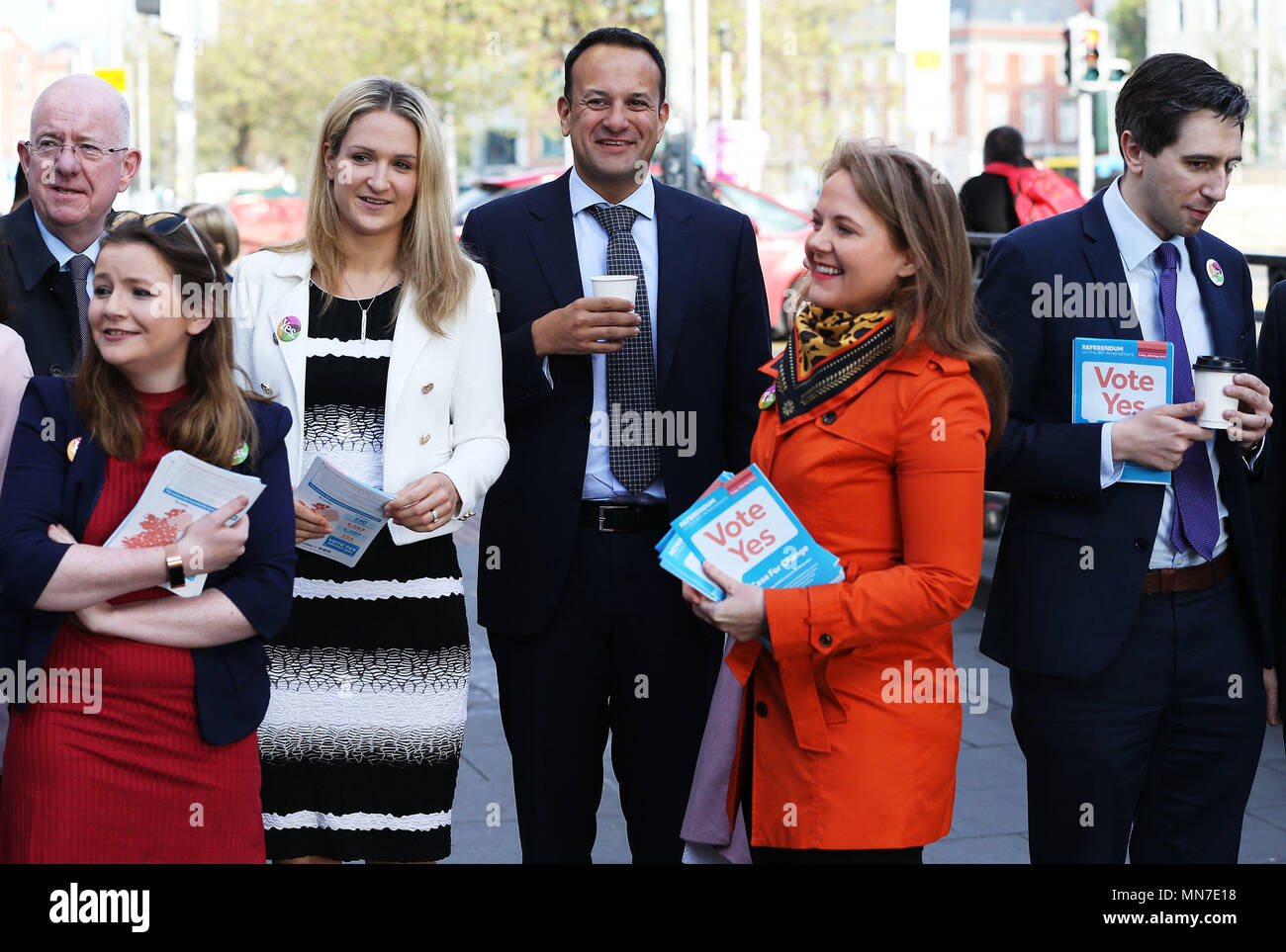 An Taoiseach Leo Varadkar (al centro) con i ministri e il Fine Gael soci a Tara Street Station Dublin, a tela per il supporto dell'abrogazione dell'ottavo emendamento della Costituzione irlandese che deve essere deciso in un referendum il 25 maggio. Foto Stock