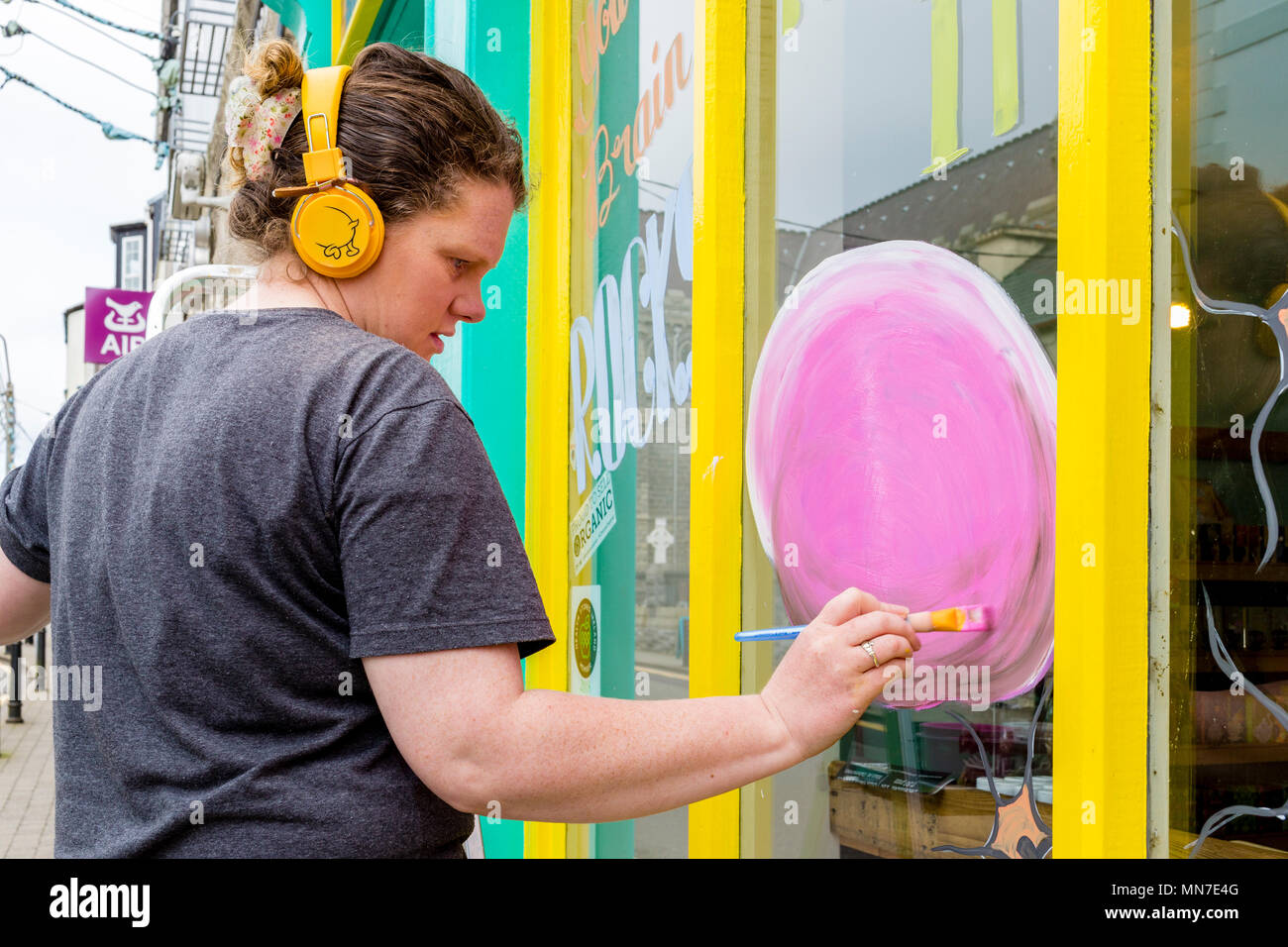 Femmina scrittore segno dipinto una vetrina, Cahersiveen, nella contea di Kerry Irlanda Foto Stock