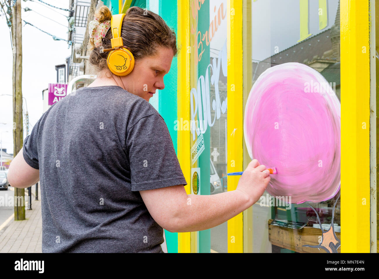 Femmina scrittore segno dipinto una vetrina, Cahersiveen, nella contea di Kerry Irlanda Foto Stock