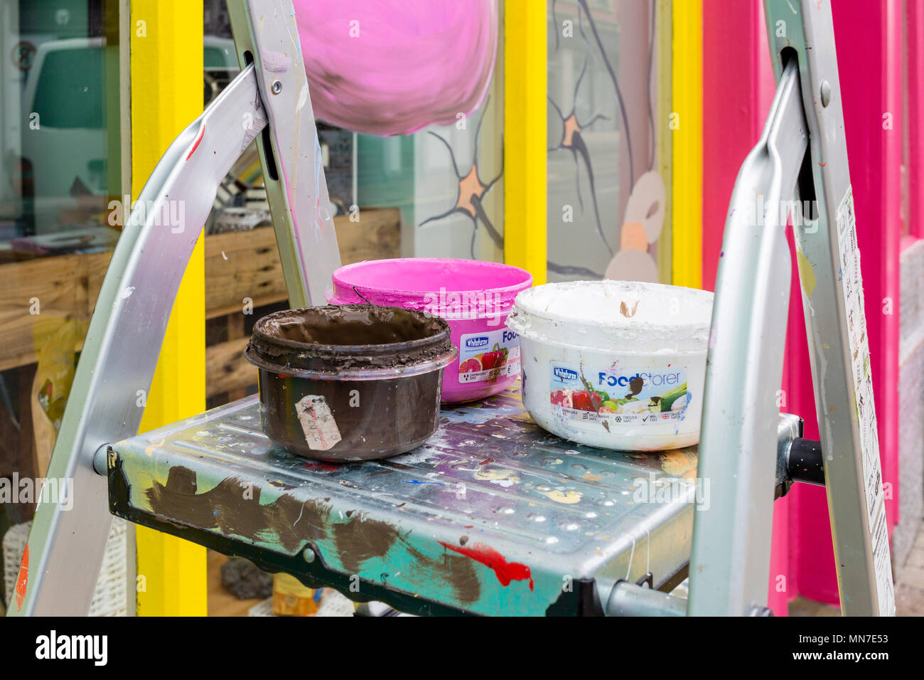 Finestra delle vernici in pentole sulla scaletta Foto Stock