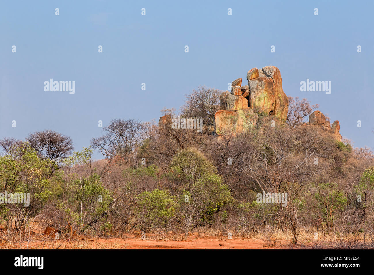 Rocce di bilanciamento in Matobo National Park, Zimbabwe, formato da milioni di anni di esposizione agli agenti atmosferici. Foto Stock
