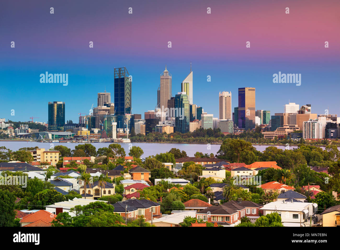 Perth. Immagine del paesaggio urbano dello skyline di Perth, Australia durante l'alba ripresa da Perth Sud. Foto Stock