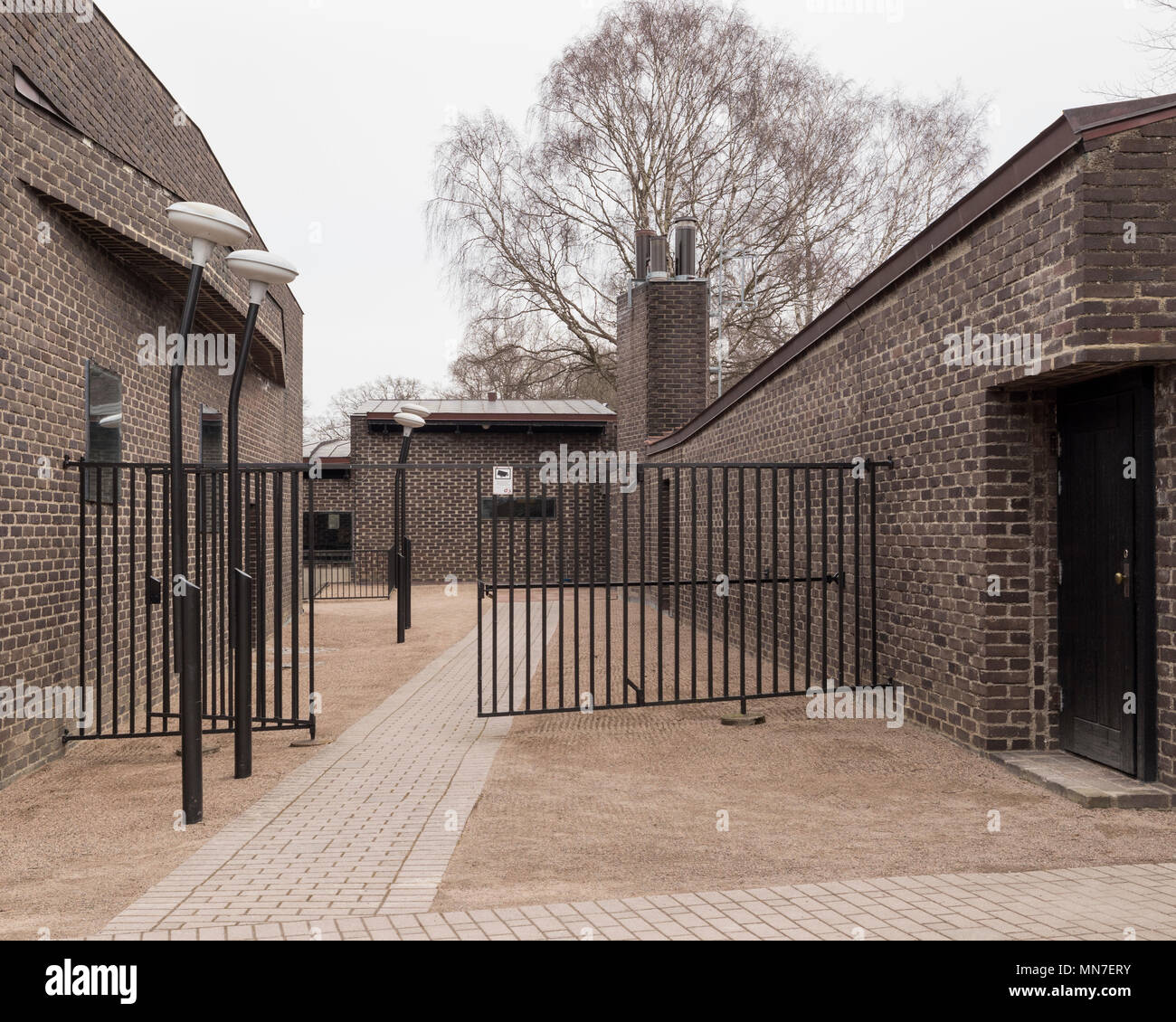 Il passaggio tra la chiesa (sinistra) e della congregazione a casa a Sankt Petri chiesa in Klippan, Svezia. Finito di 1966. Architetto: Sigurd Lewerentz. Foto Stock