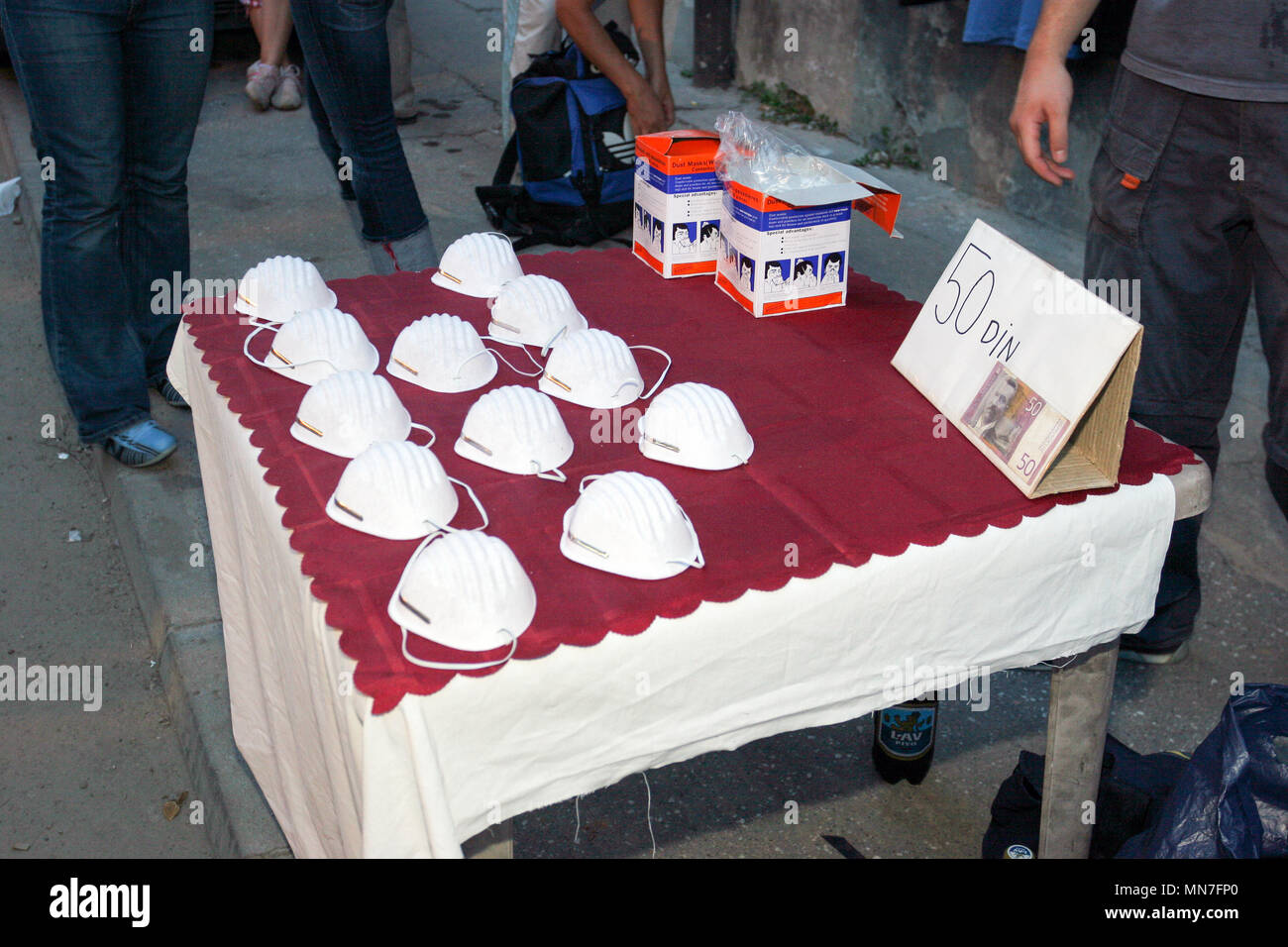 Crepuscolo di maschere per la vendita la EXIT Music Festival 2005 in Petrovaradin Fortress, Novi Sad Serbia. Foto Stock