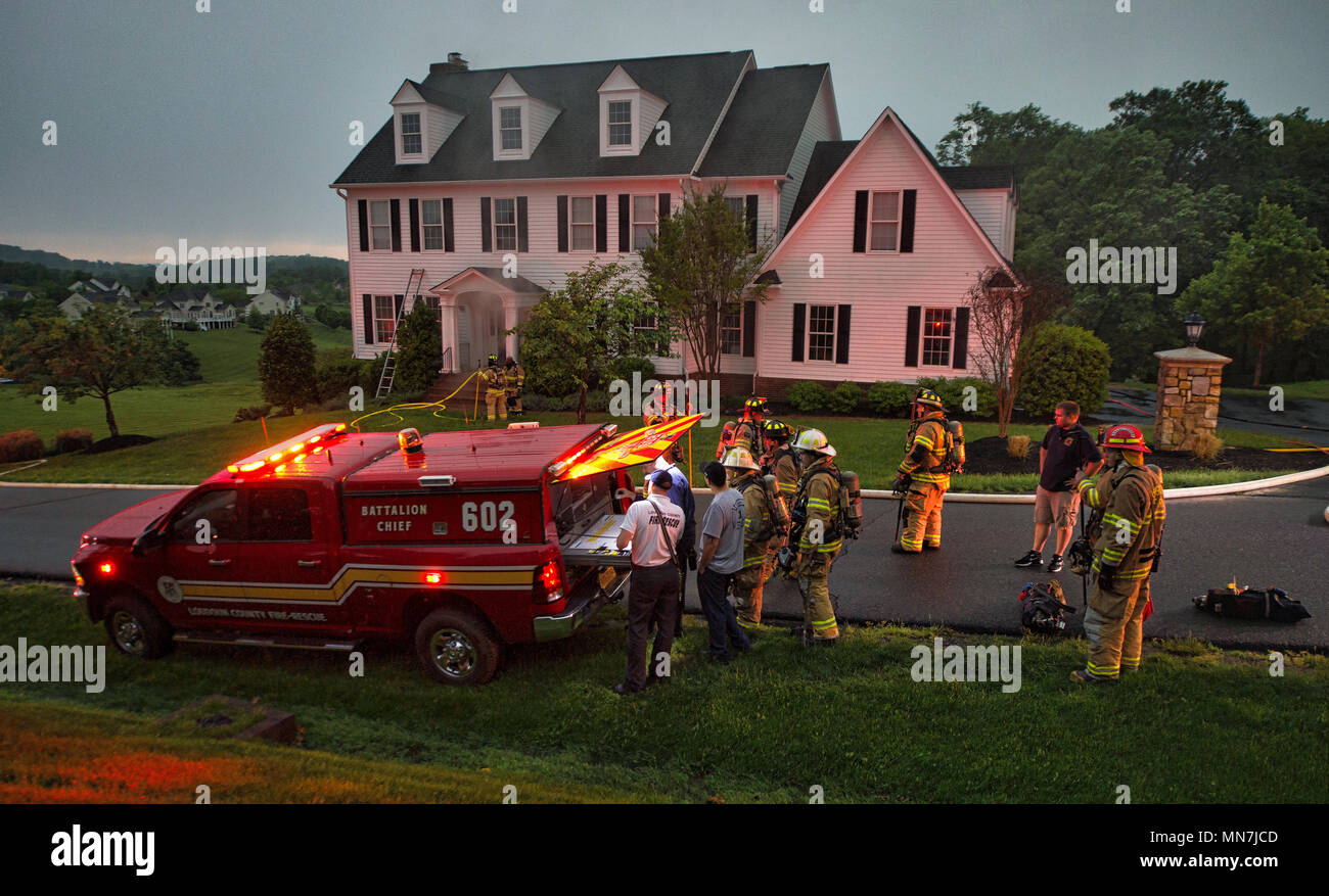 Loudon, Virginia, Stati Uniti d'America. 14 maggio 2018: Leesburg, Hamilton, Purcellville e Round Hill servizi antincendio e di soccorso sono stati tutti sulla scena di una casa di fuoco al Beacon Hill housing development dopo l'illuminazione ha causato una casa a prendere fuoco. Temporali violenti con heavy rain, danneggiando i venti e grandi grandine hit Loudoun questo pomeriggio causando la vasta diffusione danni e rallentamenti dovuti al traffico. (Foto di Douglas Graham/Loudoun ora) Credito: William Graham/Alamy Live News Foto Stock