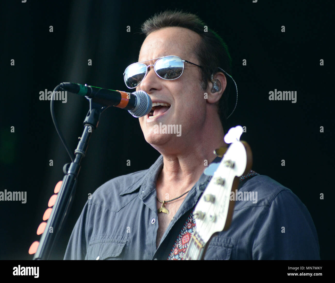 Il Somerset, Wisconsin, Stati Uniti d'America. 13 Maggio, 2018. Il bassista Robert cetta della band Stone Temple Pilots esegue durante l'invasione del nord Festival di musica nel Somerset, Wisconsin. Ricky Bassman/Cal Sport Media/Alamy Live News Foto Stock