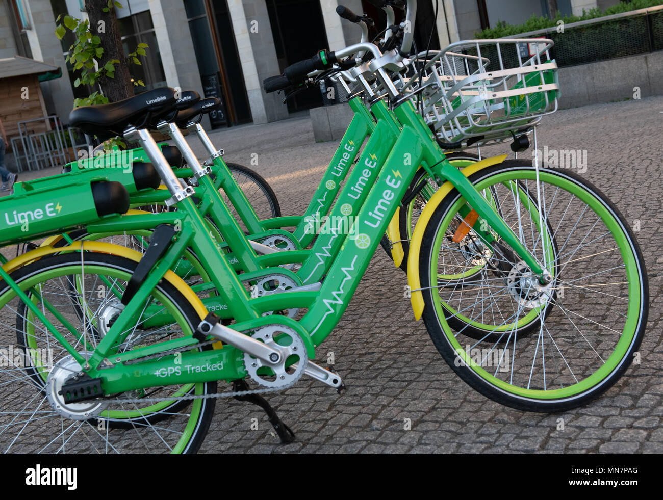 14 maggio 2018, Germania Berlino: "CALCE E' può essere letto sul noleggio biciclette presso la Porta di Brandeburgo. LimeBike è una nuova moto-condividere provider nella capitale tedesca, che offre 500 regolari e 500 biciclette elettriche. La compagnia californiana è già rappresentata in Zurigo, Francoforte e Brema. Foto: Paolo Zinken/dpa Foto Stock