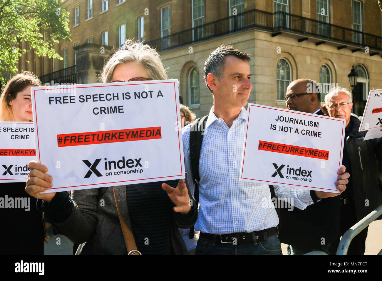 Londra REGNO UNITO.15 maggio 2018. Membri della Free Media Turchia protesta al di fuori di Downing Street chiamando per liberare i giornalisti imprigionati in Turchia dal presidente di Recep Tayyip Erdoğan chi è su una tre giorni di visita per il Regno Unito e si prepara a incontrare il Primo Ministro inglese Theresa Maggio a Downing Street Credit: amer ghazzal/Alamy Live News Foto Stock