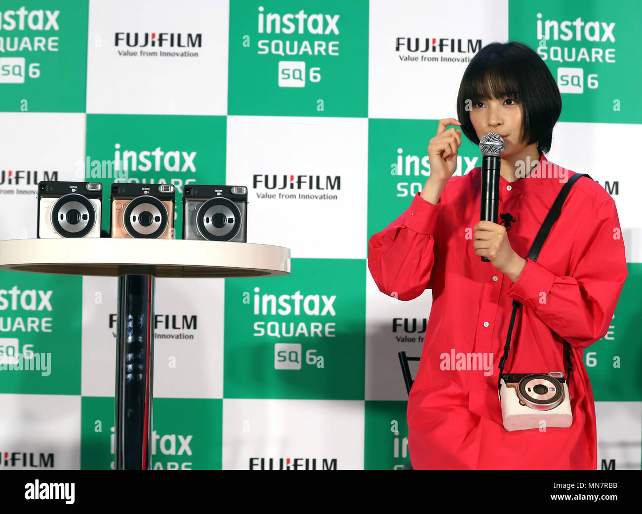 Tokyo, Giappone. 15 Maggio, 2018. Attrice giapponese Suzu Hirose visualizza Fujifilm la nuova fotocamera istantanea 'instax squadretta SQ6' a Tokyo il Martedì, 15 maggio 2018. Instax squadretta SQ6 che ha instagram quadrato amichevole di film in formato sarà in vendita il 25 maggio. Credito: Yoshio Tsunoda/AFLO/Alamy Live News Foto Stock