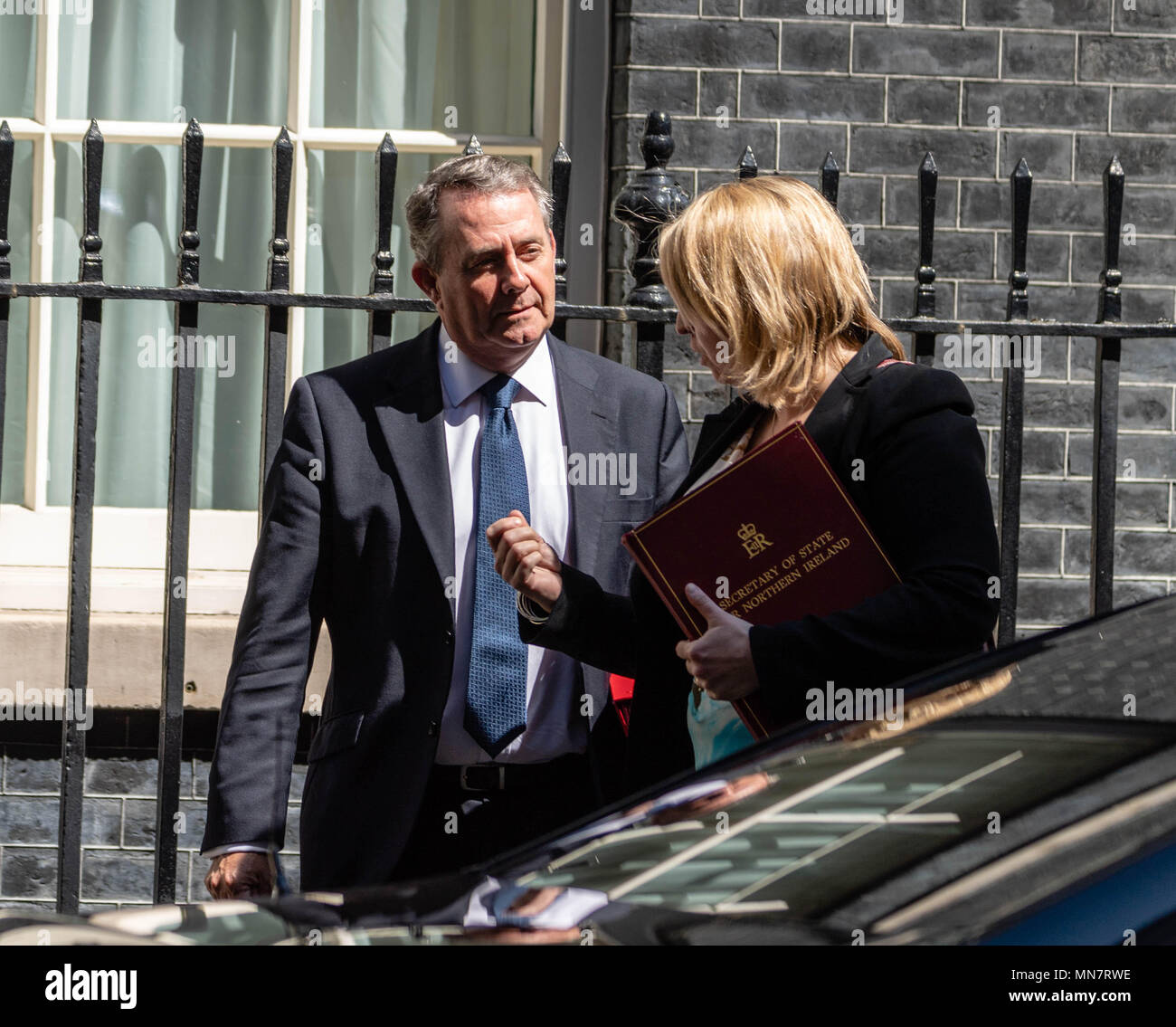 Londra 15 maggio 2018 Liam Fox, commercio internazionale Segretario parlando con Karen Bradley, NI Segretario, in seguito alla riunione di gabinetto di Downing Street, Credito Ian Davidson/Alamy Live News Foto Stock