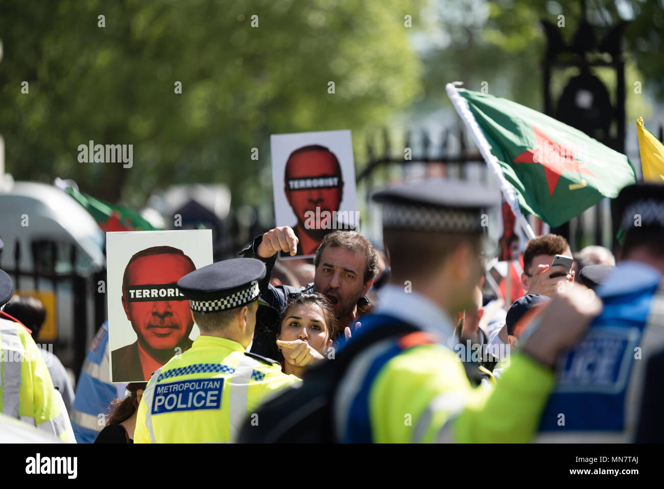 I manifestanti contrapposte 10 Downing St protestando contro la Turchia Presidente Erdogan e la sua visita nel Regno Unito, il 15 maggio 2018 Foto Stock