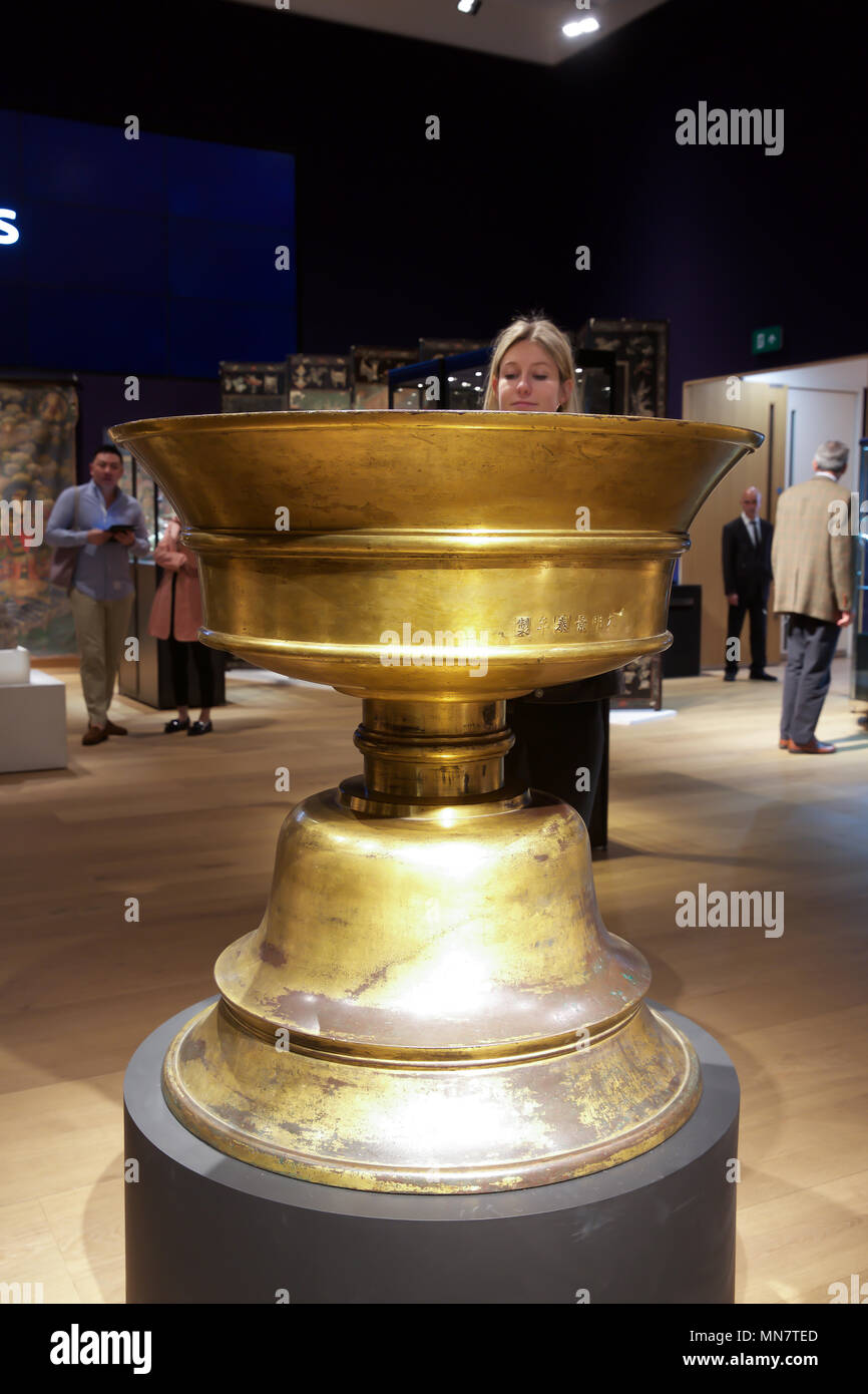 Londra, UK, 15 maggio 2018,foto chiamata per Bonhams raffinato Ristorante Cinese e raffinata arte giapponese la vendita avviene in New Bond Street. Si tratta di una monumentale Imperial eccezionalmente raro cast gilt-bronzo burro rituale lampada, dall'inizio la dinastia Ming. La nave è fuso con il regno imperiale mark dell'Imperatore Jingtai (r.1449-1457). Stima disponibile su richiesta. La vendita avviene il 17 maggio 2018. Credito: Keith Larby/Alamy Live News Foto Stock