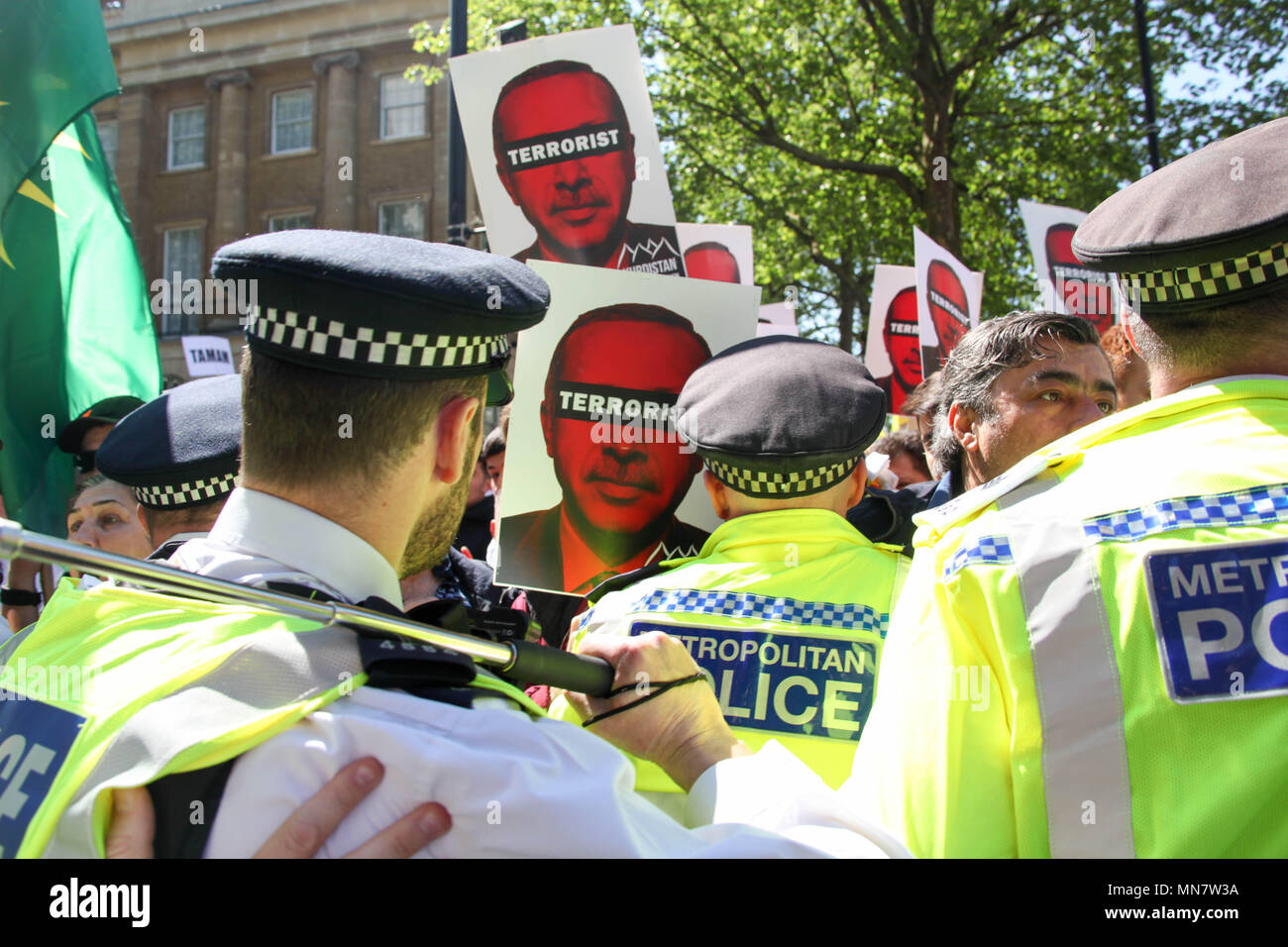 Londra, Regno Unito. Il 15 maggio 2018. Scontro di polizia con anti-Erdogan credito dimostrazione: Alex Cavendish/Alamy Live News Foto Stock