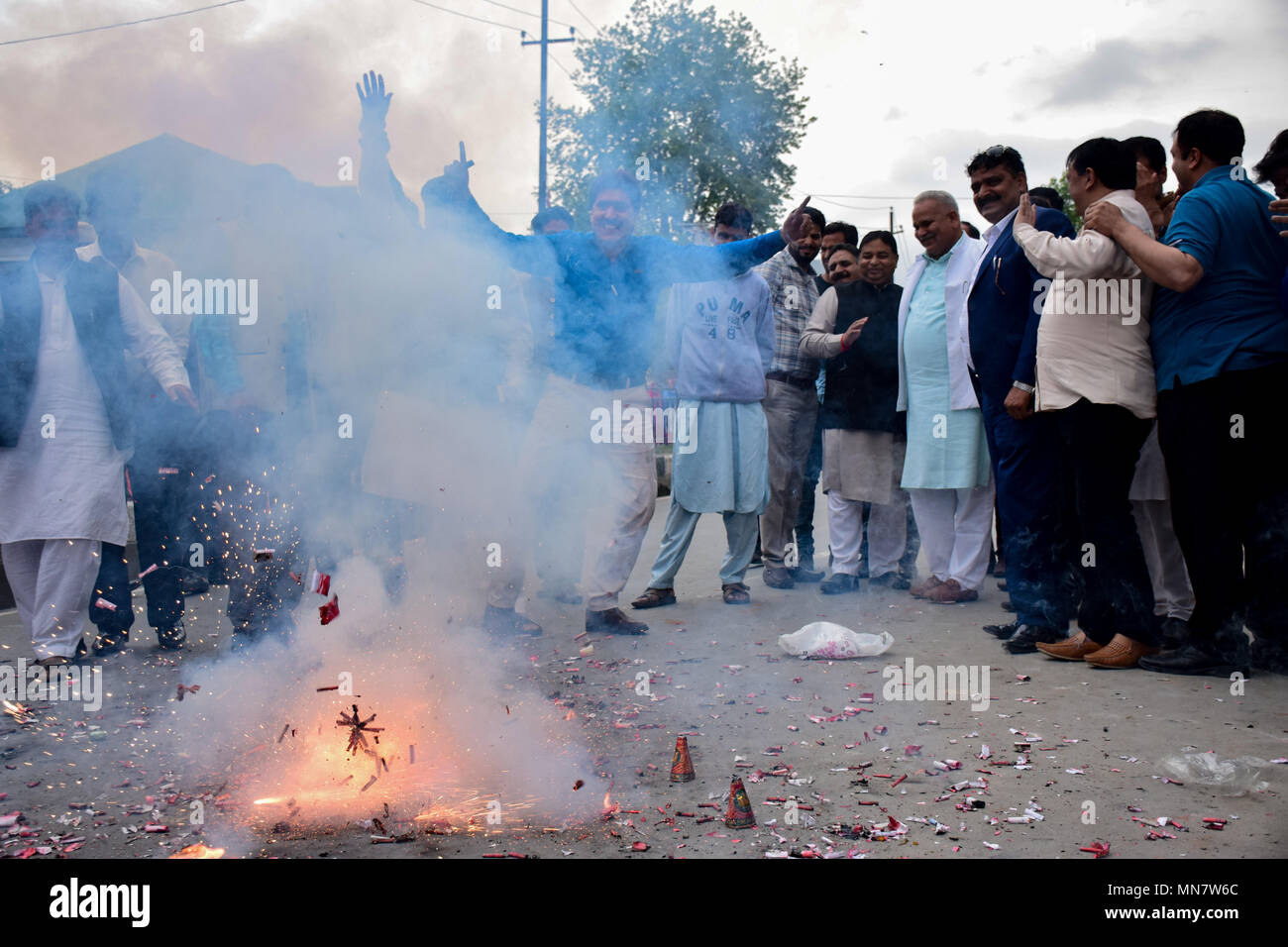 BJP lavoratori visto guardando il firecrakers come si celebra il partito votare portano a Srinagar il martedì. Il Bharatiya Janata Party (BJP), Kashmir, unità di oggi scoppiare petardi e dolciumi distribuiti al di fuori del suo partito ufficio qui a celebrare la derivazione elettorale in voti in Karnataka elezioni. Foto Stock