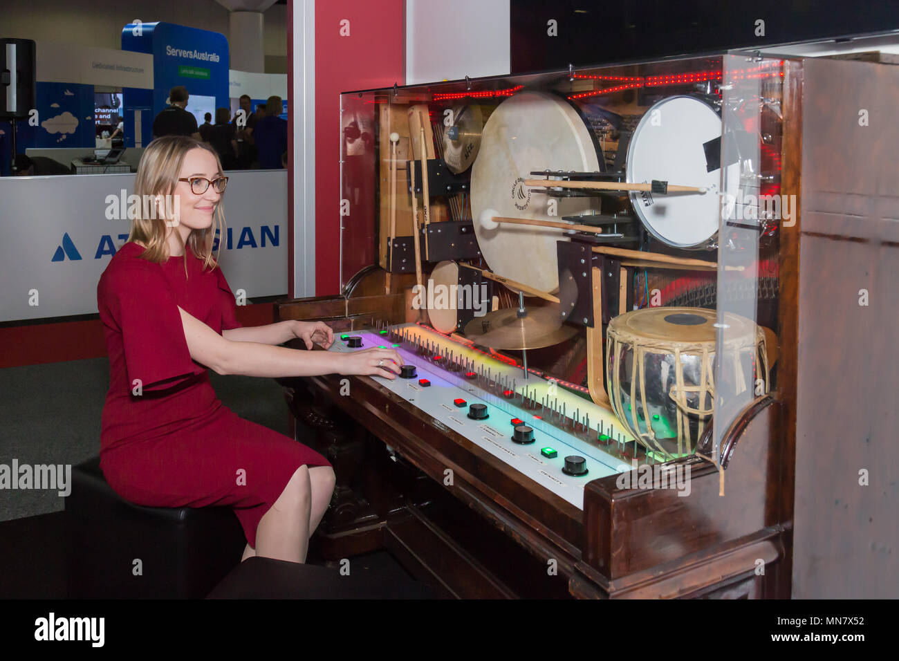 Sydney, Australia. 15 Maggio, 2018. Sydney, Australia. 15 Maggio, 2018. CeBIT Australia riunisce la tecnologia più cool e di tutto il mondo più innovatori, presso il Centro Internazionale dei Congressi , Darling Harbour, Sydney, Australia.La Rhythmotron inventato da studenti di Western Sydney University. La sua interattivo di un drumming robotico-macchina alloggiata in un ridefinito pianoforte verticale.it esplora l'utilizzo di nuovi algoritmi matematici di produrre ritmi groovy.Kate Wilson uno studente di design presso la Western Sydney University offre una dimostrazione. Credito: Paolo Lovelace/Alamy Live News Credito: Paolo Foto Stock