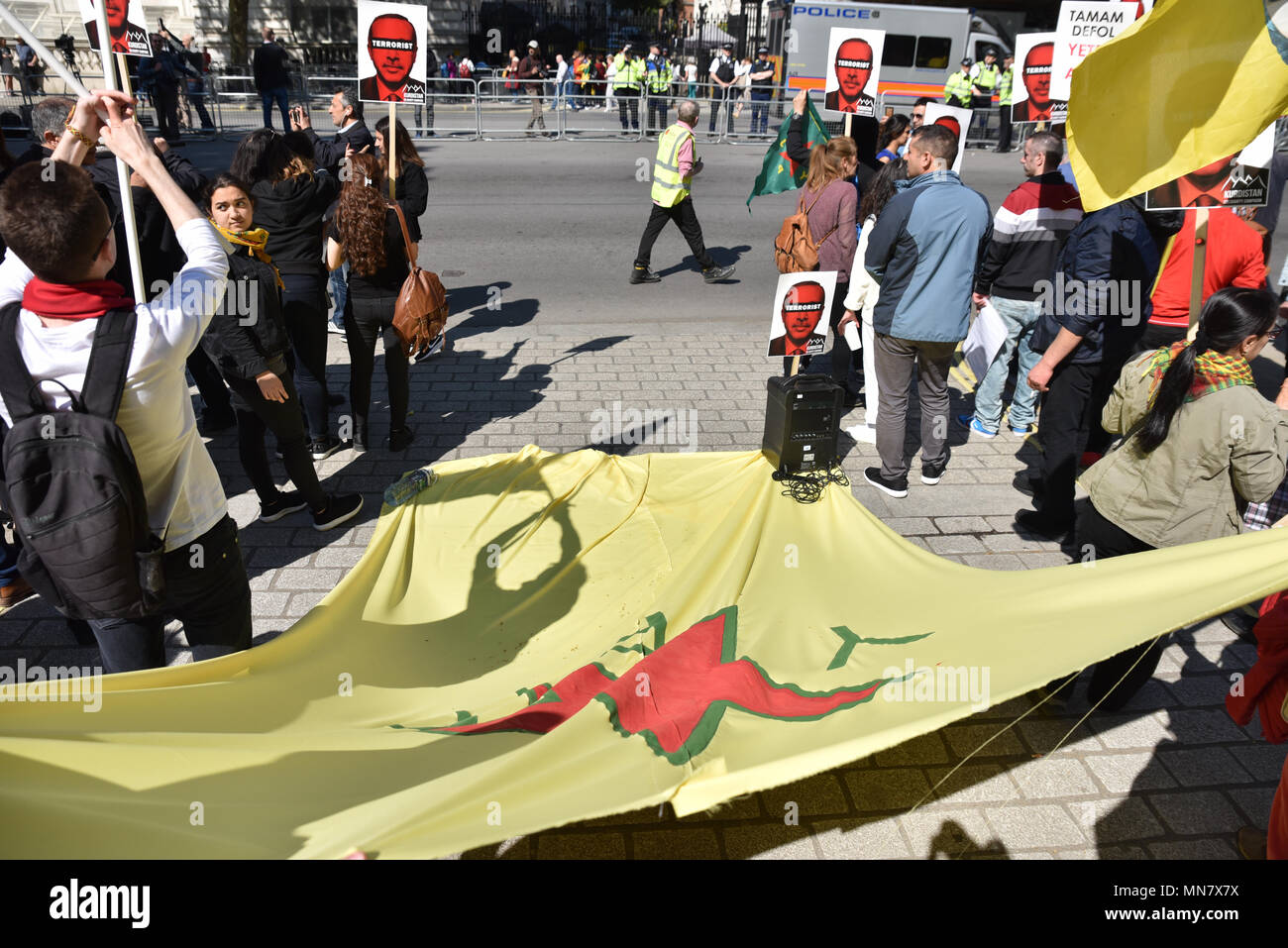 Whitehall, Londra, Regno Unito. 15 Maggio, 2018. Protesta di fronte a Downing Street contro la visita di stato dal Presidente turco Erdogan visita di stato. Credito: Matteo Chattle/Alamy Live News Foto Stock