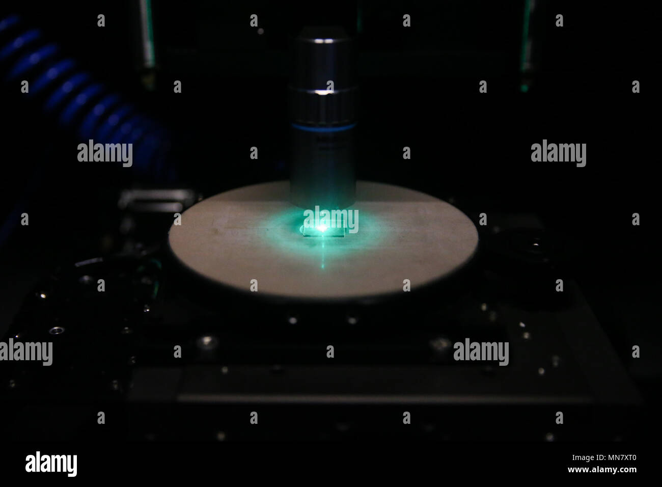 Shanghai. 15 Maggio, 2018. Foto scattata il 15 Maggio 2018 mostra il procedimento di fabbricazione di un photonic quantum chip a Shanghai Jiaotong University di Shanghai, Cina orientale. Gli scienziati cinesi hanno dimostrato i primi due-dimensionale di quantum passeggiate di singoli fotoni nel vero e proprio spazio spaziale, che può fornire una potente piattaforma per incrementare analog quantum computing. Essi riportati in un documento pubblicato nella rivista Science avanza un fotonici tridimensionali chip con una scala fino a 49-moltiplicare-49 nodi, utilizzando una tecnica chiamata femtosecond scrittura diretta. Credito: Ding Ting/Xinhua/Alamy Live News Foto Stock