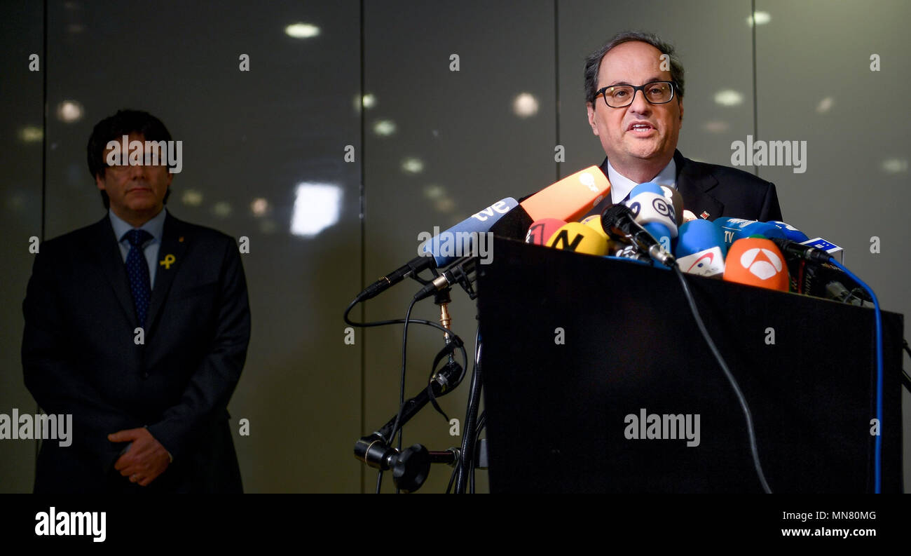 Berlino, Germania. 15 Maggio, 2018. 15 maggio 2018, Berlin, Germania: catalano di Presidente Regionale Quim Torra (l) e il suo predecessore Carles Puigdemont dare una conferenza stampa. Credito: Kay Nietfeld/dpa/Alamy Live News Foto Stock