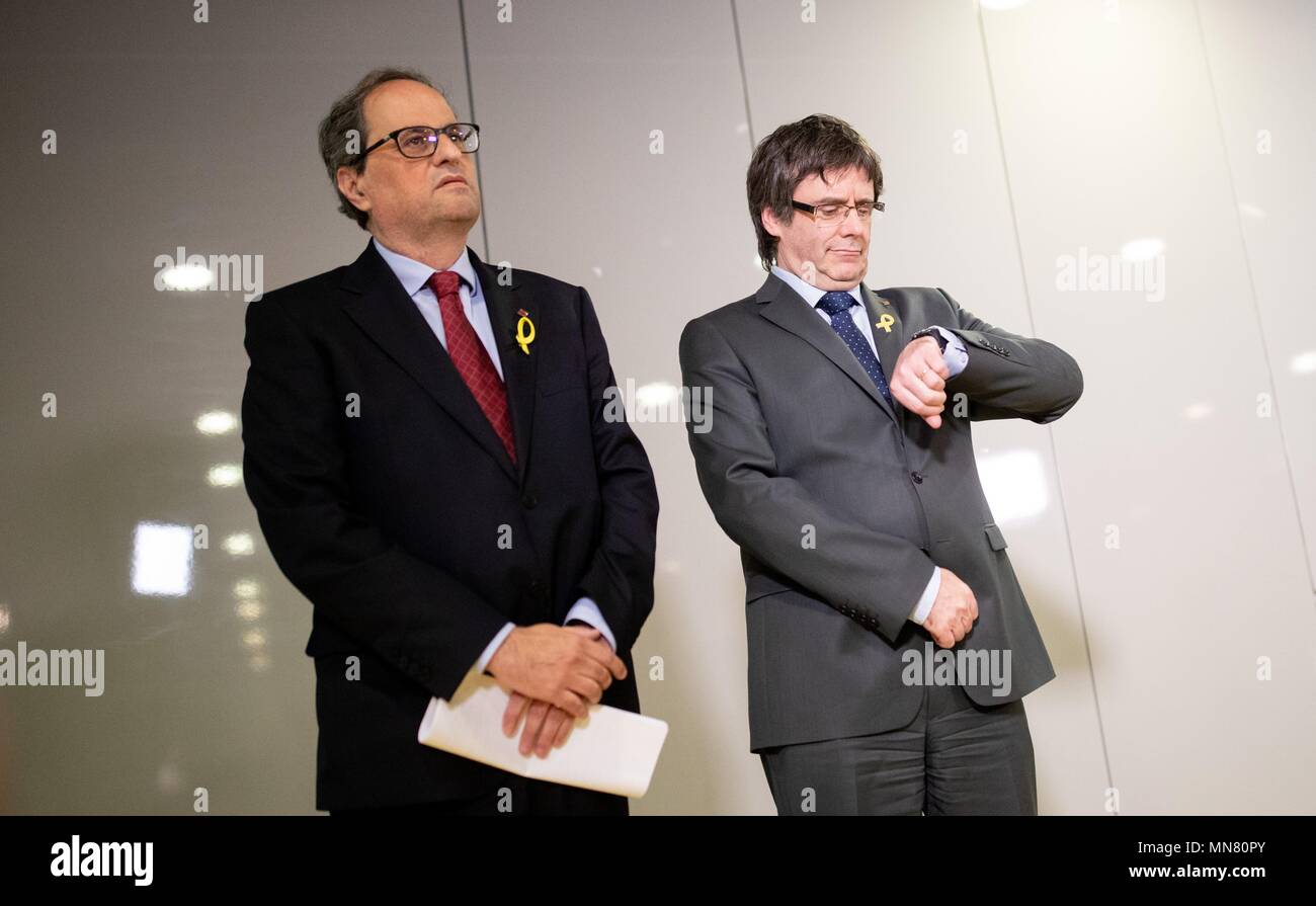 15 maggio 2018, Berlin, Germania: Carles Puigdemont (r) Guarda l'orologio durante una conferenza stampa a fianco è il catalano Presidente Regionale Quim Torra. Foto: Kay Nietfeld/dpa Foto Stock