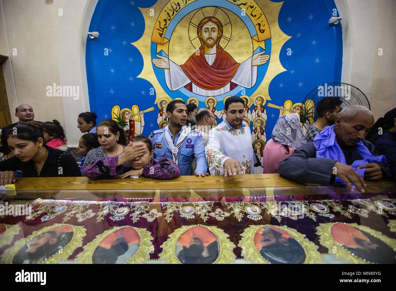 I parenti dei copti egiziani cristiani che erano stati decapitati dal cosiddetto Stato islamico (SI) in Libia città costiera di Sirte nel 2015, piangere sulla loro ritratti durante i funerali presso la Chiesa dei martiri in Aour village, Minya, Egitto, 15 maggio 2018. Nel febbraio 2015, Stato islamico ha rilasciato un video che si asseriscono che mostra la decapitazione di 20 lavoratori espatriati dall Egitto minoranza della comunità cristiana, i loro resti erano arrivati in Egitto il 14 Maggio dopo essere stato forensically esaminati dalle autorità libiche in misurata. Foto: Ibrahim Hendy/dpa Foto Stock