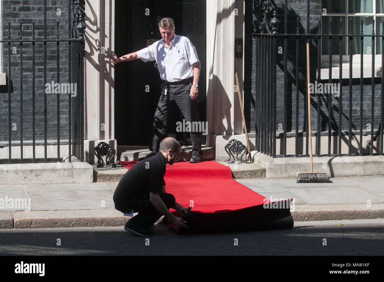 Londra REGNO UNITO. Il 15 maggio 2018. Il personale Stendete il tappeto rosso per la visita del Presidente della Turchia Recep Tayyip Erdoğan a Downing Street Credit: amer ghazzal/Alamy Live News Foto Stock