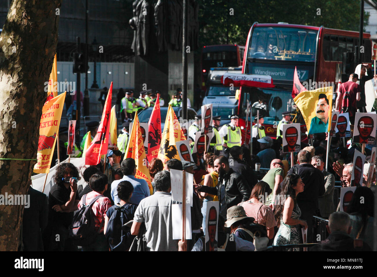 Londra REGNO UNITO 15 maggio 2018 manifestanti curdi di fronte a Downing Street dimostrando contro la visita del presidente turco Erdogan si sono scontrati con la polizia in un pomeriggio caldo con ancora più caldo temperamenti ,una grande presenza di polizia con i cavalli mantenuto la pace@Paolo Quezada-Neiman/Alamy Live News Foto Stock