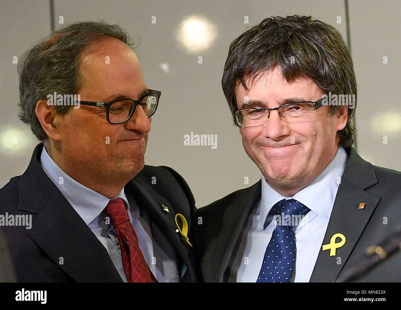 Berlino, Germania. 15 Maggio, 2018. 15 maggio 2018, Berlin, Germania: catalano di Presidente Regionale Quim Torra (l) e il suo predecessore Carles Puigdemont dare una conferenza stampa. Credito: Kay Nietfeld/dpa/Alamy Live News Foto Stock